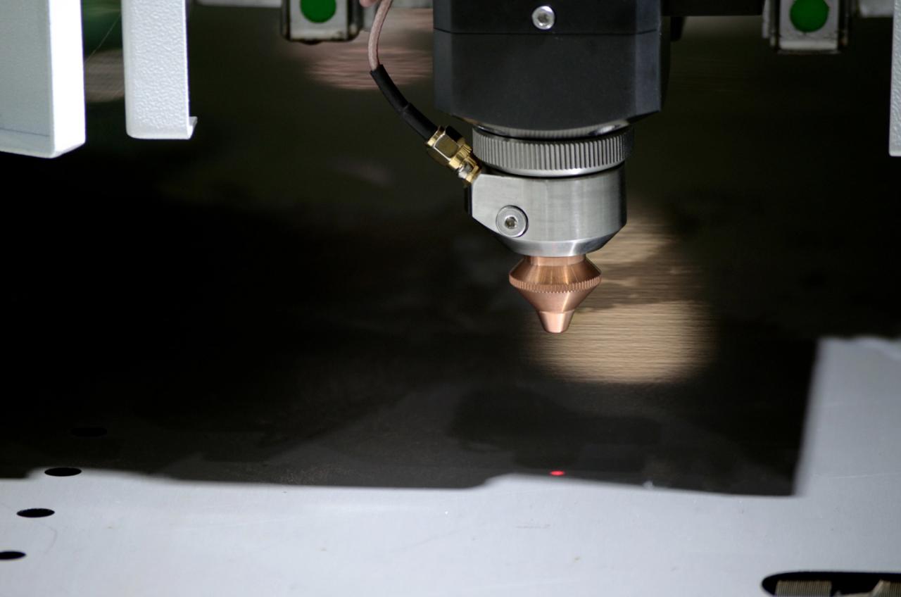 1500*3000mm 500w Racuys Or Ipg Fiber Laser Cutting Machine 1500*3000mm 500w Racuys ou machine de découpe laser à fibre Ipg