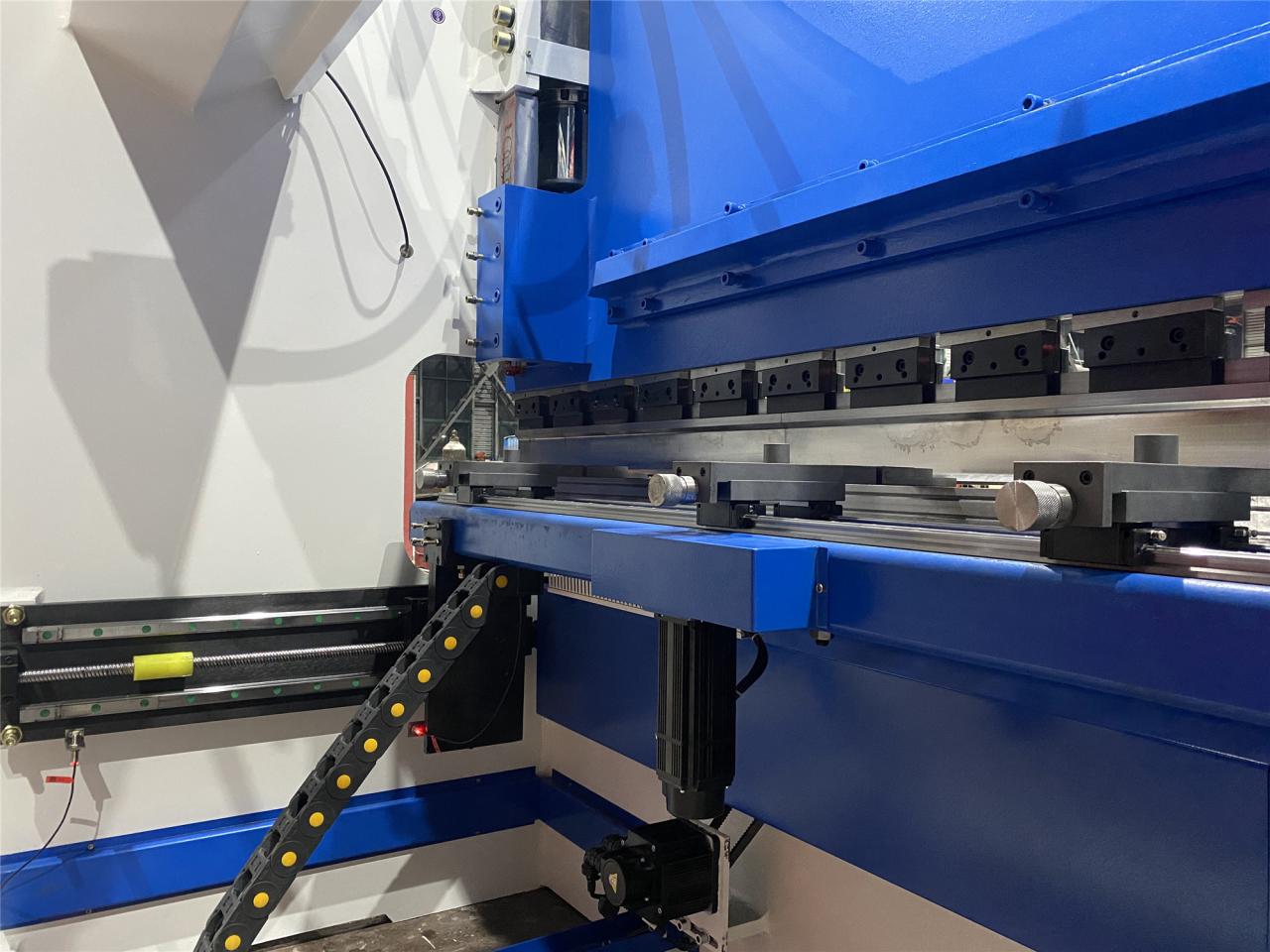 160t-4000 presse plieuse hydraulique à commande numérique par ordinateur à 4 axes