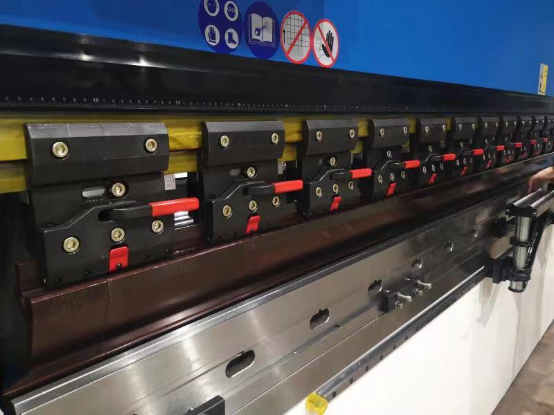 160t-4000 presse plieuse hydraulique à commande numérique par ordinateur à 4 axes