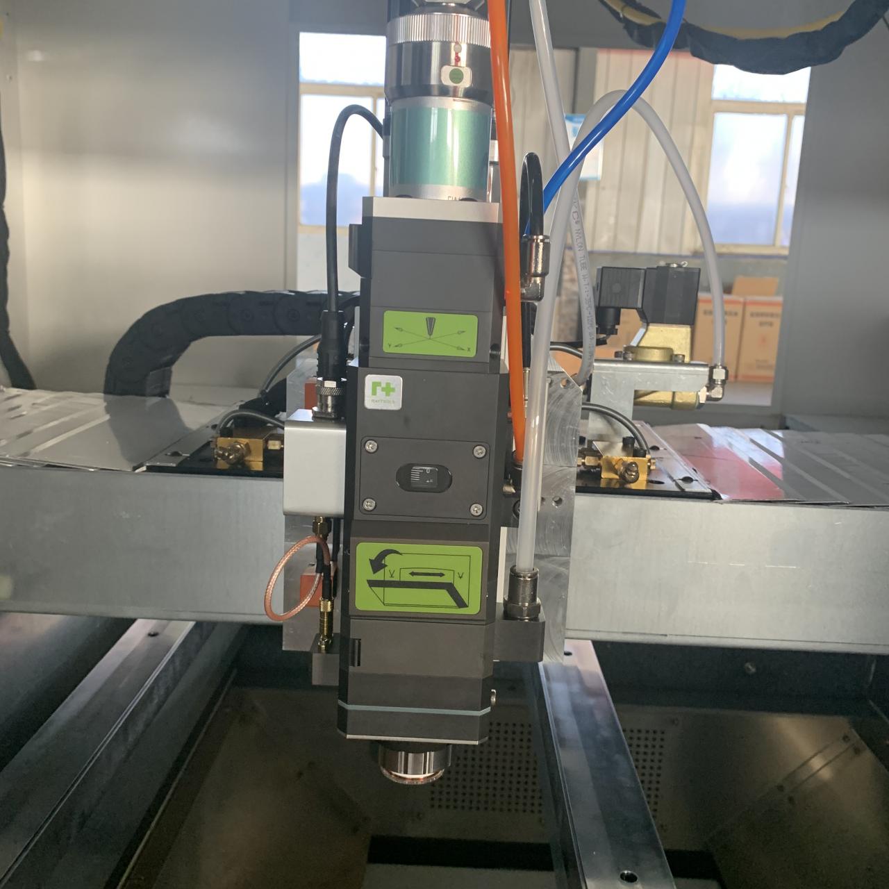 1kw 2kw Good Price Fiber Laser Cutting Machine For Sheet Metal découpeuse de laser de fibre du bon prix 1kw 2kw pour la tôle