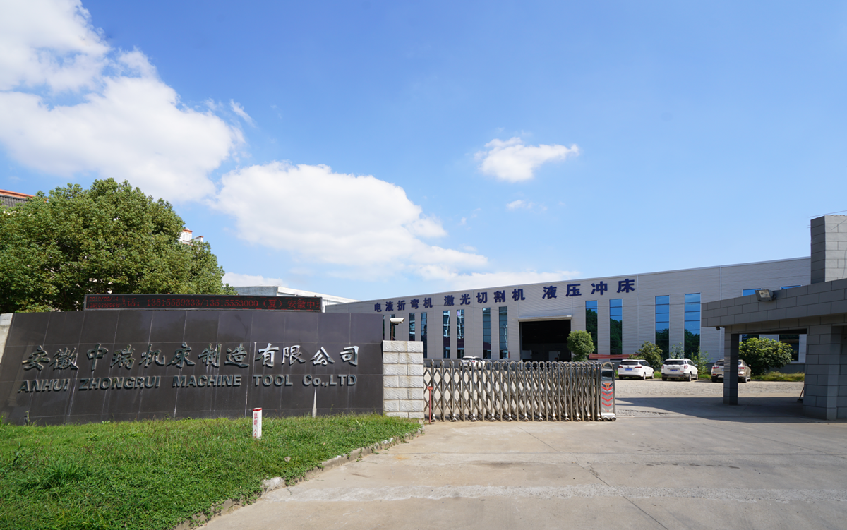 200t 300t Presse plieuse industrielle standard CNC Presse plieuse hydraulique