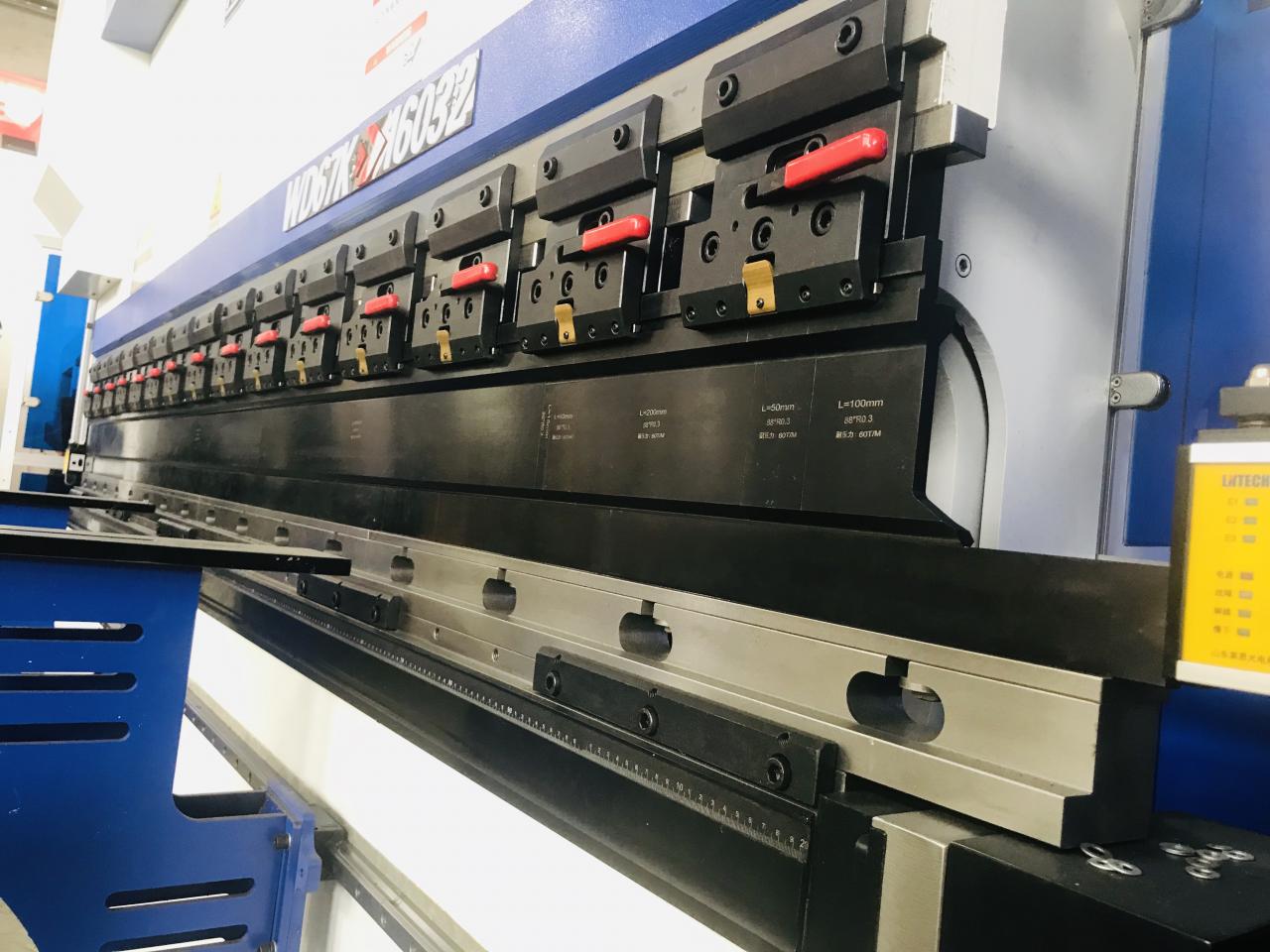 200t 300t Presse plieuse industrielle standard CNC Presse plieuse hydraulique