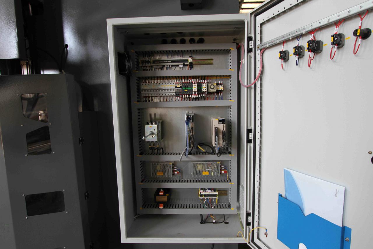 200t 300t Presse plieuse industrielle standard CNC Presse plieuse hydraulique