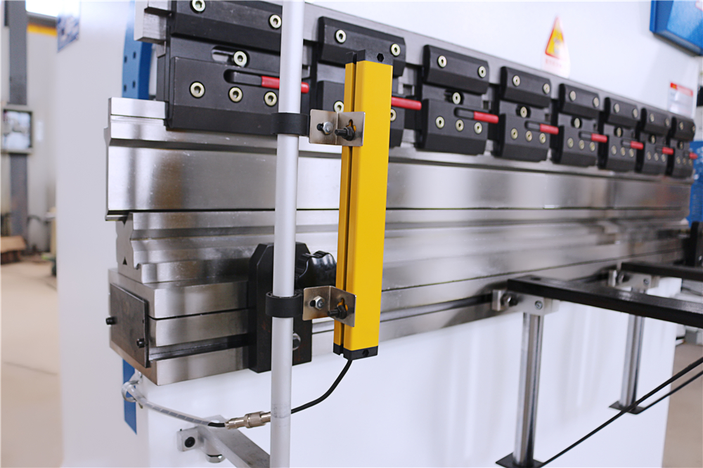 3+1 Axis Cnc Hydraulic Press Brake With Esa System Presse plieuse hydraulique CNC 3 + 1 axes avec système ESA