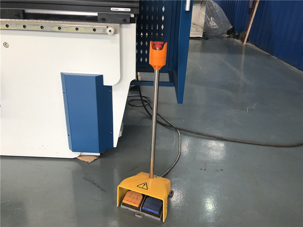 3+1 Axis Cnc Hydraulic Press Brake With Esa System Presse plieuse hydraulique CNC 3 + 1 axes avec système ESA