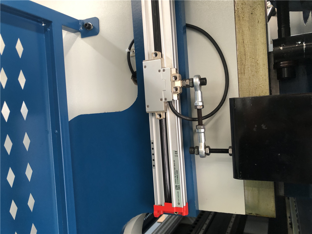 3+1 Axis Cnc Hydraulic Press Brake With Esa System Presse plieuse hydraulique CNC 3 + 1 axes avec système ESA