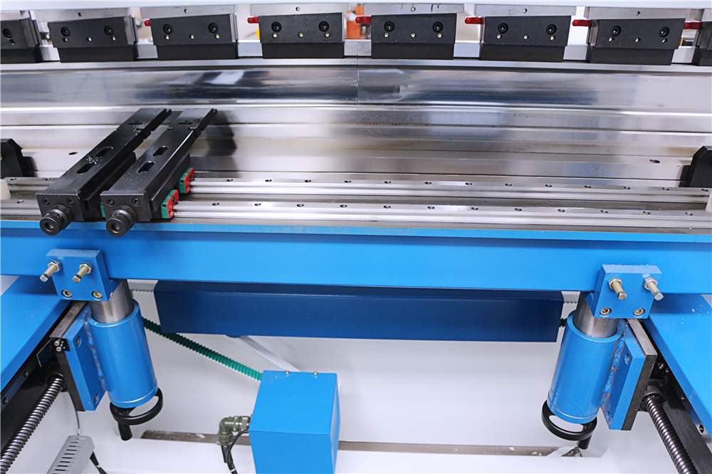 3+1 Axis Cnc Hydraulic Press Brake With Esa System Presse plieuse hydraulique CNC 3 + 1 axes avec système ESA