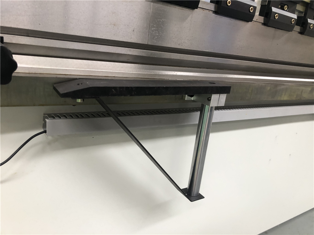 3+1 Axis Cnc Hydraulic Press Brake With Esa System Presse plieuse hydraulique CNC 3 + 1 axes avec système ESA