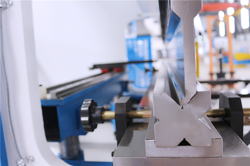 3+1 Axis Cnc Hydraulic Press Brake With Esa System Presse plieuse hydraulique CNC 3 + 1 axes avec système ESA