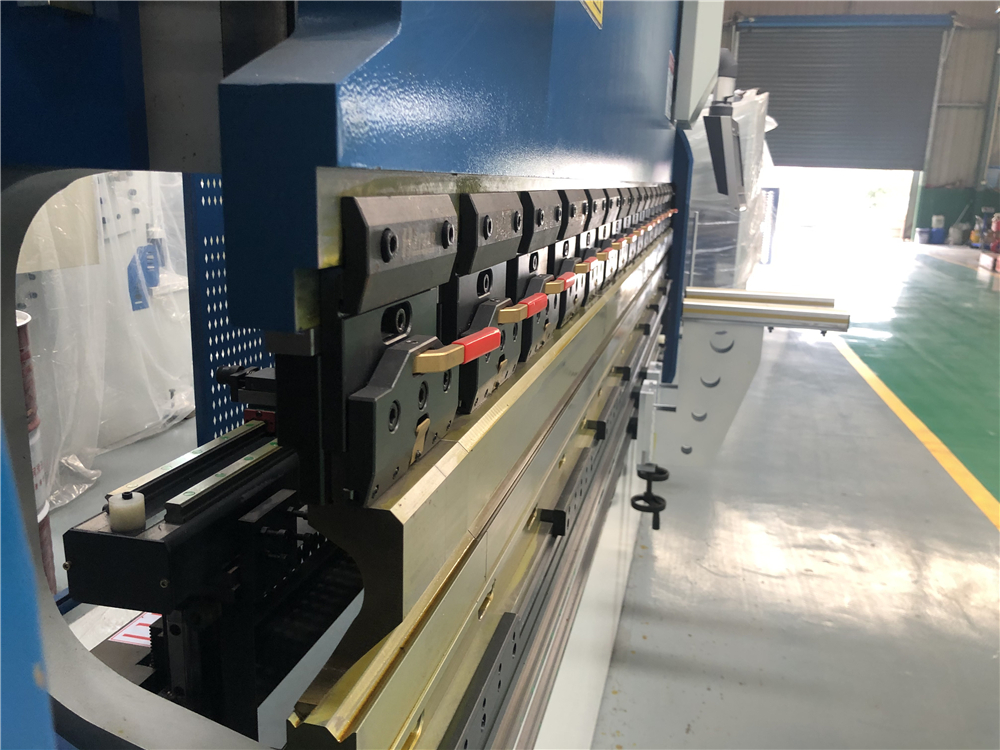 3+1 Axis Cnc Hydraulic Press Brake With Esa System Presse plieuse hydraulique CNC 3 + 1 axes avec système ESA