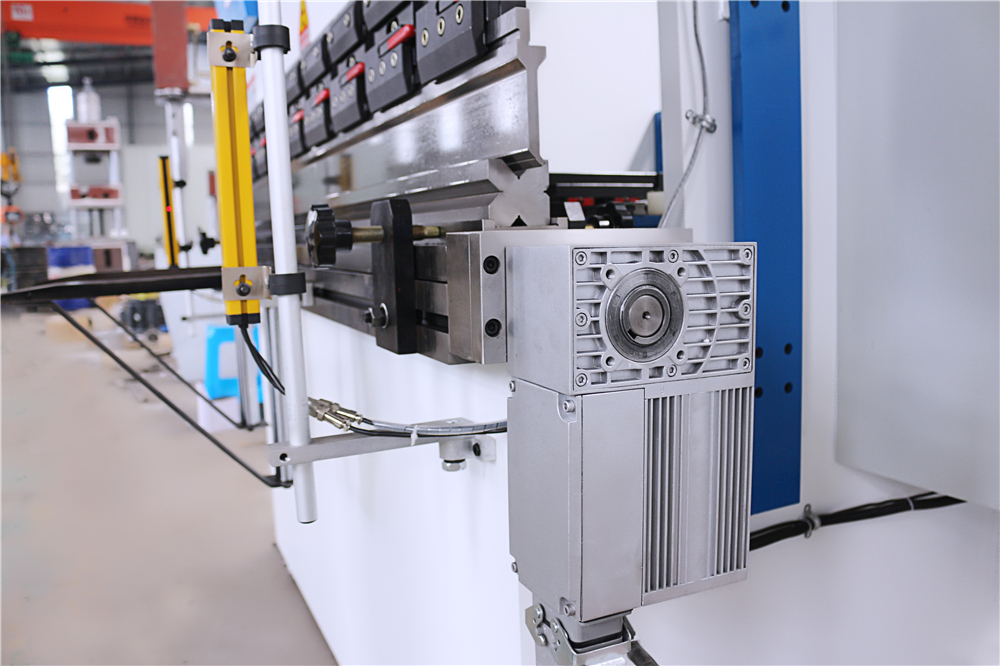 3+1 Axis Cnc Hydraulic Press Brake With Esa System Presse plieuse hydraulique CNC 3 + 1 axes avec système ESA