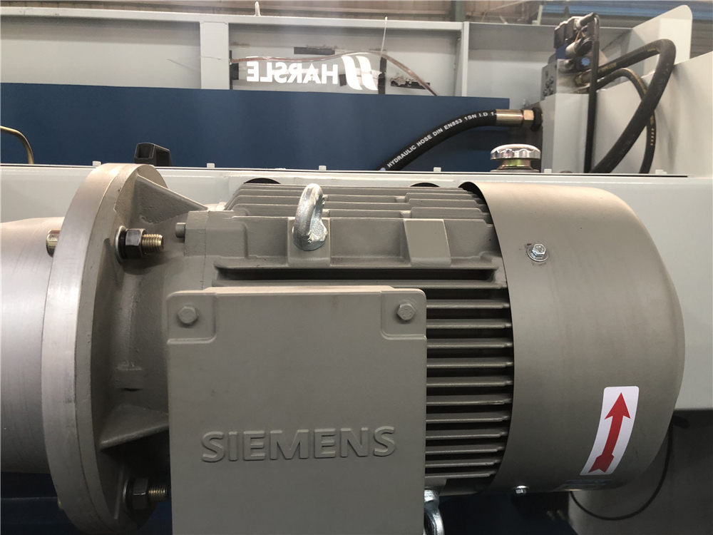 3+1 Axis Cnc Hydraulic Press Brake With Esa System Presse plieuse hydraulique CNC 3 + 1 axes avec système ESA