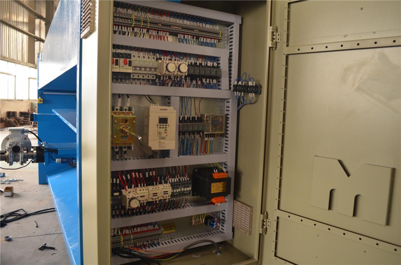 6*3200mm Guillotine Shears Metal Shear Hydraulic Iron Sheet Cutting Shearing Machine Cisailles à guillotine 6*3200mm Cisaille à métaux Machine de cisaillement de coupe de tôle de fer hydraulique