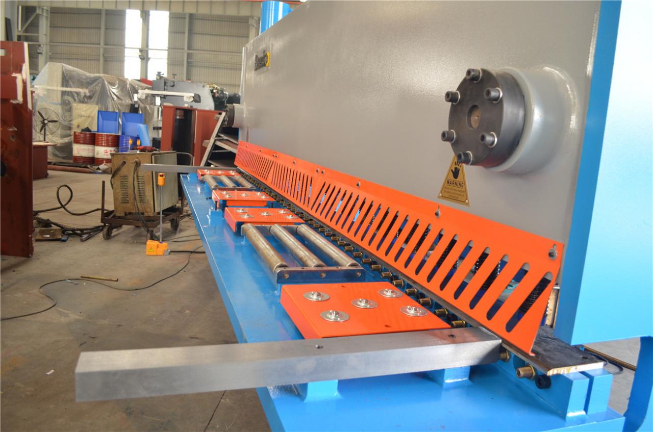 6*3200mm Guillotine Shears Metal Shear Hydraulic Iron Sheet Cutting Shearing Machine Cisailles à guillotine 6*3200mm Cisaille à métaux Machine de cisaillement de coupe de tôle de fer hydraulique