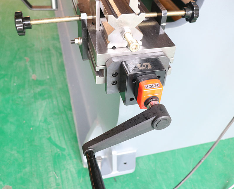 Presse plieuse en métal Wc-63t3200 Machine à cintrer les tôles Cnc Presse plieuse hydraulique