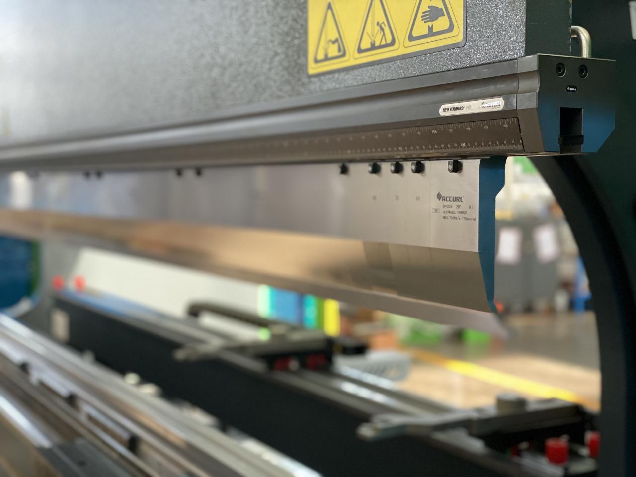 China 220t Cnc Bending Machine 6+1 Axis Hydraulic Press Brake Price La Chine 220t Cnc Machine à cintrer 6+1 Axe Presse plieuse hydraulique Prix