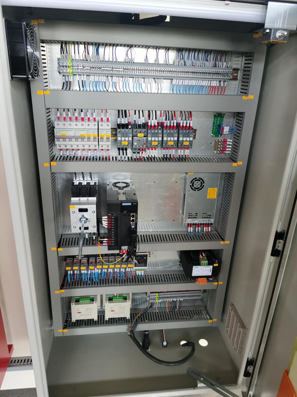 China Metal Hydraulic Press Brake Machine With Reasonable Price Machine de presse plieuse hydraulique en métal de Chine avec un prix raisonnable