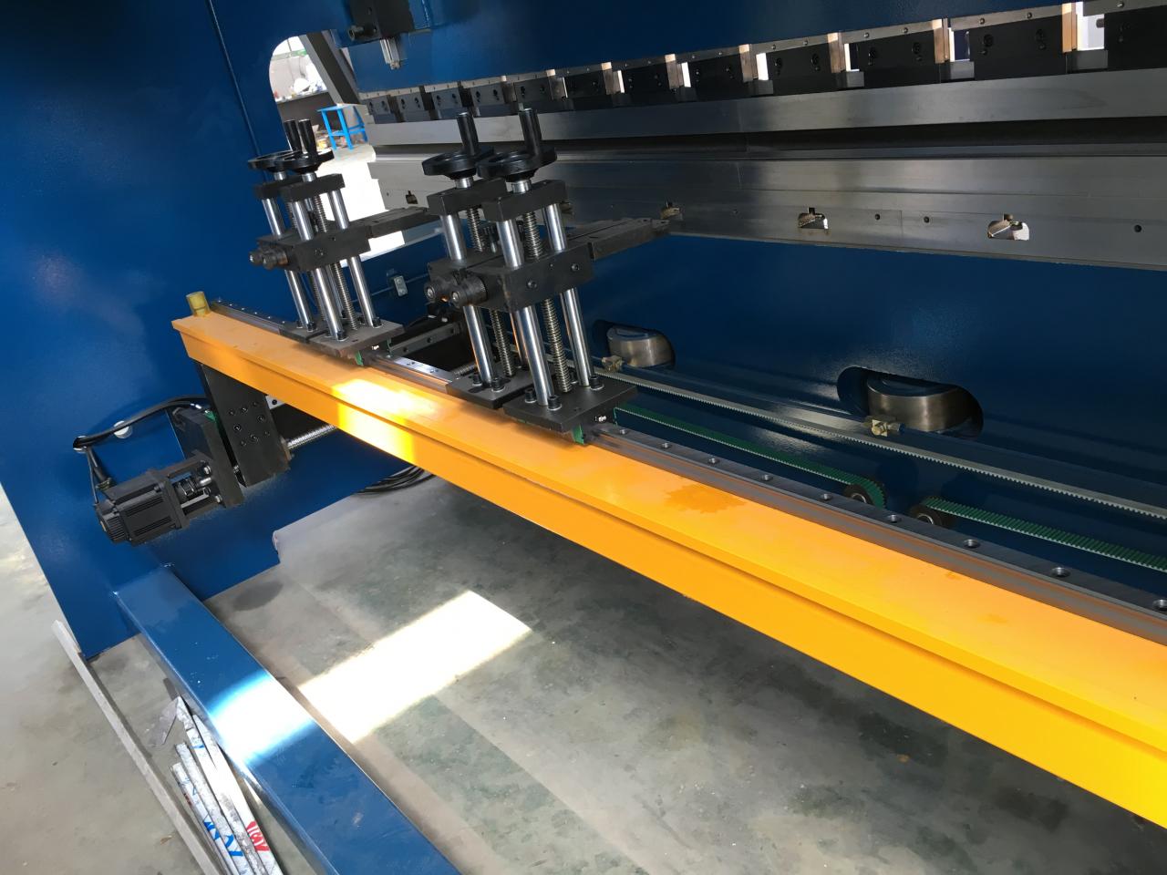 Cnc Servo Press Brake 250t/3.2m 3+1 Axis 3 Meter Sheet Metal Press Brake Presse plieuse servo CNC 250t/3.2m 3+1 axes 3 mètres presse plieuse en tôle