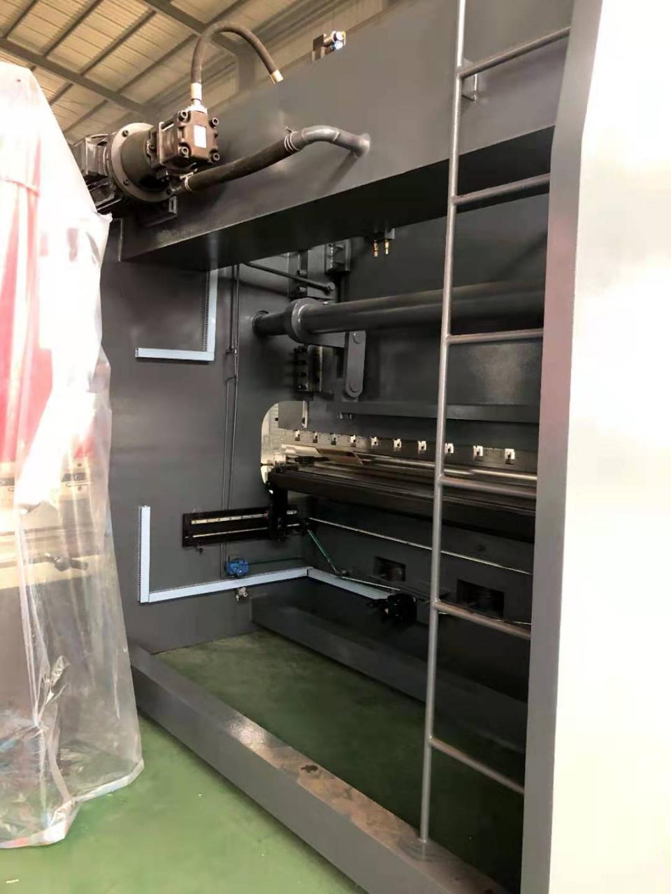 Da53t Cnc System Controller 125t4000 3+1 Axis Cnc Hydraulic Press Brake With Good Quality Contrôleur de système CNC Da53t 125t4000 3 + 1 axes CNC presse plieuse hydraulique avec une bonne qualité