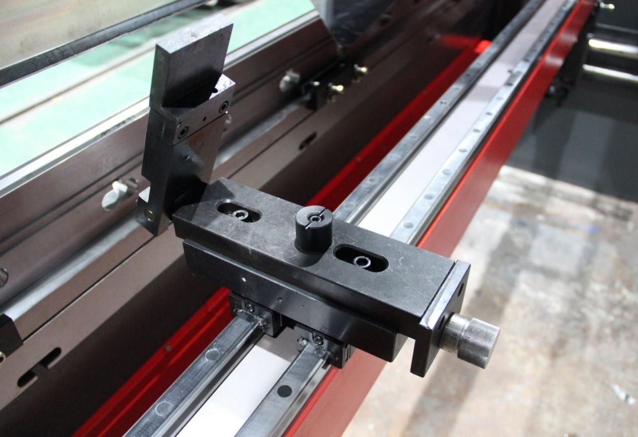 Delem Da66t 125 3+1 4+1 6+1 8+1 Cnc Hydraulic Press Brake For Metal Plate Bending Delem Da66t 125 3 + 1 4 + 1 6 + 1 8 + 1 Presse plieuse hydraulique CNC pour le pliage de plaques métalliques