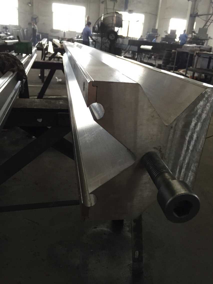 Full Automatic High Power Sheet Bending Machine And Cnc Press Brake Machine Machine à cintrer complètement automatique de feuille de puissance élevée et machine de presse plieuse de commande numérique par ordinateur