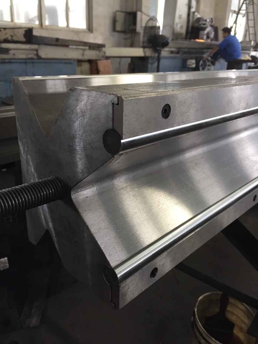 Full Automatic High Power Sheet Bending Machine And Cnc Press Brake Machine Machine à cintrer complètement automatique de feuille de puissance élevée et machine de presse plieuse de commande numérique par ordinateur