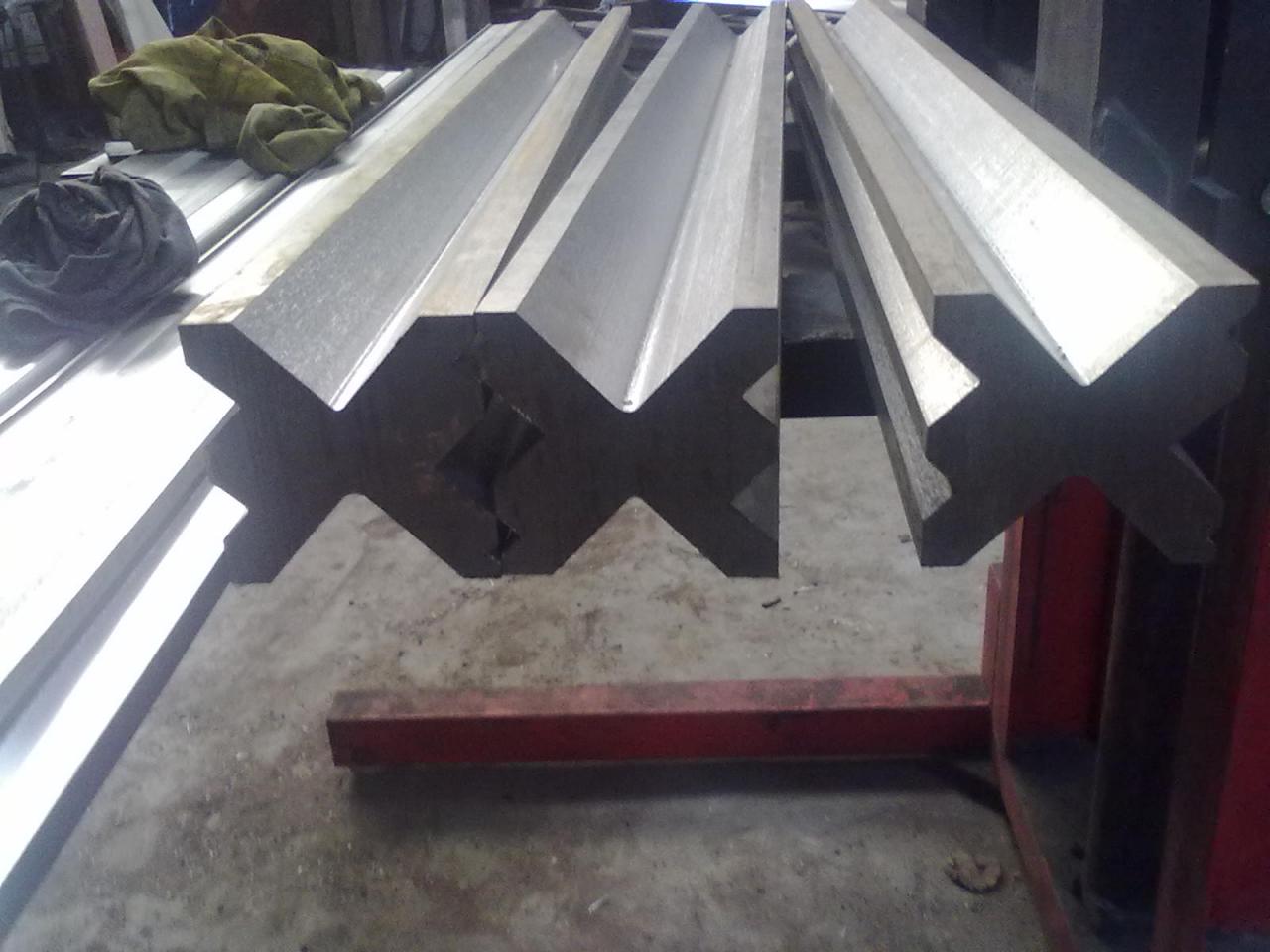 Full Automatic High Power Sheet Bending Machine And Cnc Press Brake Machine Machine à cintrer complètement automatique de feuille de puissance élevée et machine de presse plieuse de commande numérique par ordinateur