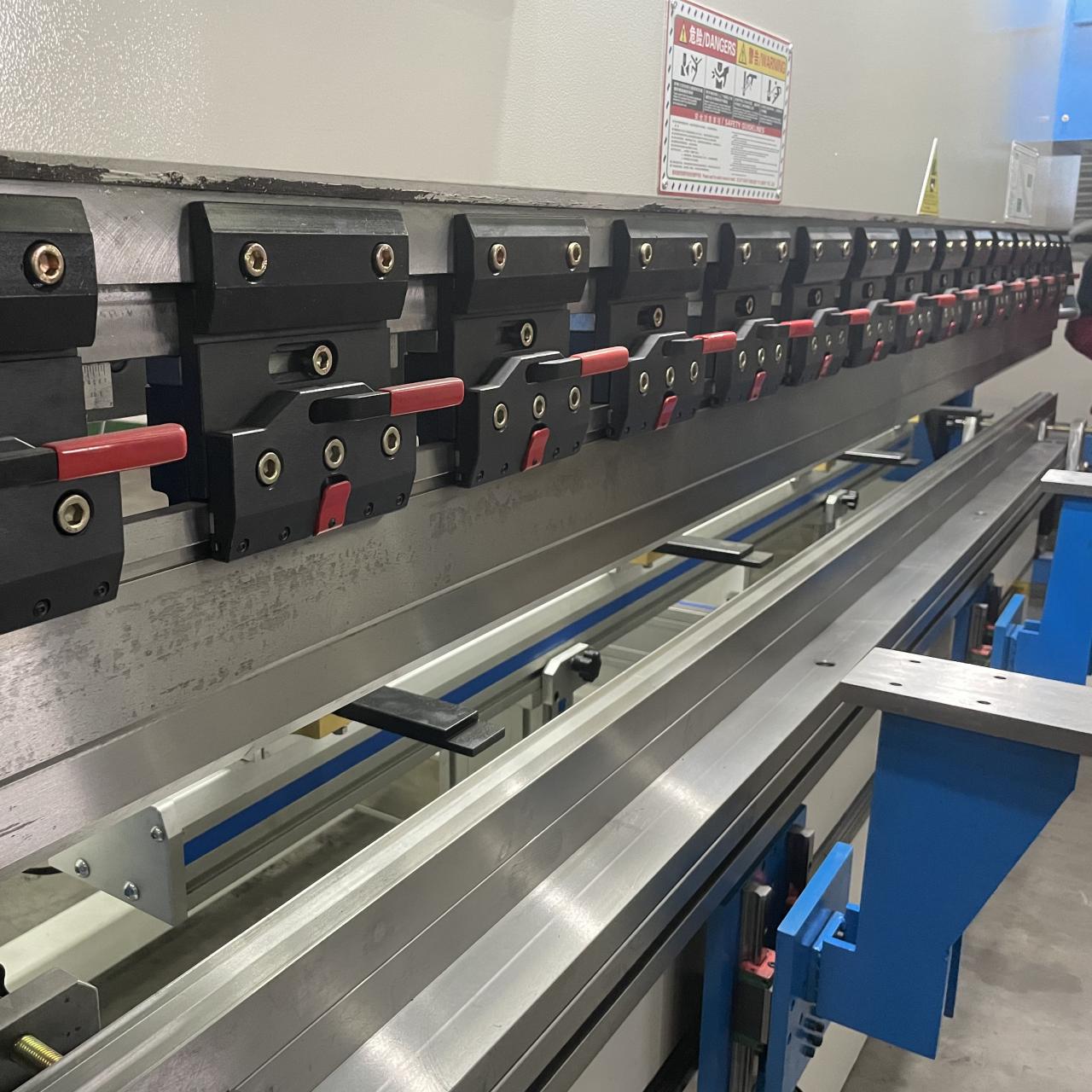 High Quality 3m Press Brake Machine Hydraulic 100 Ton For Sheet Metal Bending Machine hydraulique de presse plieuse de haute qualité de 3m 100 tonnes pour le recourbement de tôle