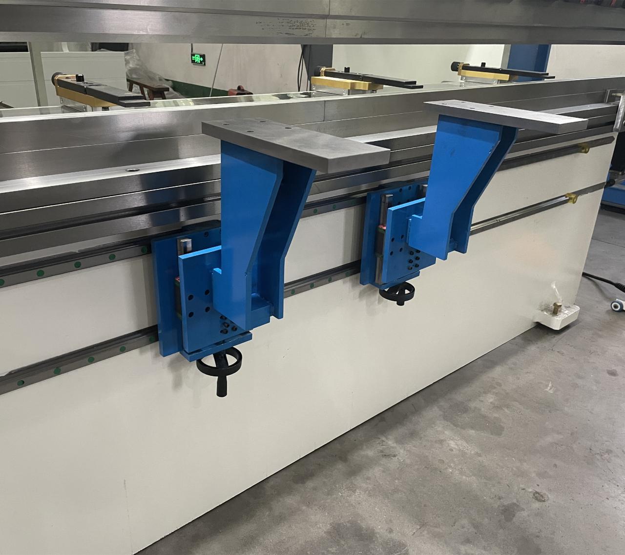 High Quality 3m Press Brake Machine Hydraulic 100 Ton For Sheet Metal Bending Machine hydraulique de presse plieuse de haute qualité de 3m 100 tonnes pour le recourbement de tôle