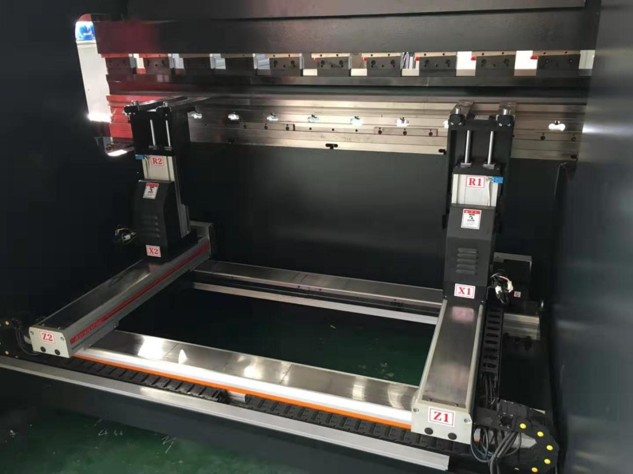 Hydraulic Stainless Steel Wc67y/k-300/6000 Mould Crowning Press Brake Acier inoxydable hydraulique Wc67y/k-300/6000 Presse plieuse de couronnement de moule