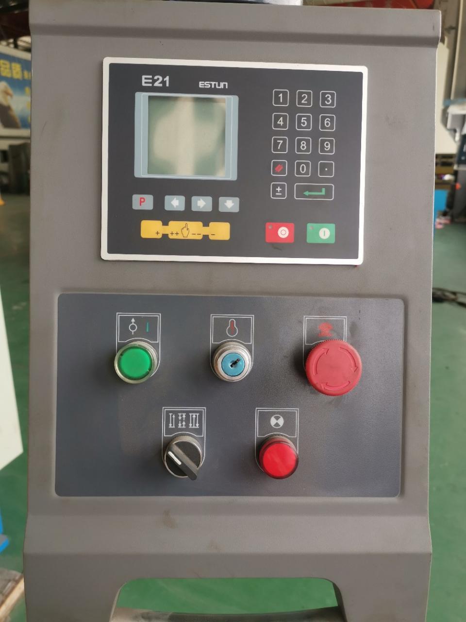 Hydraulic Stainless Steel Wc67y/k-300/6000 Mould Crowning Press Brake Acier inoxydable hydraulique Wc67y/k-300/6000 Presse plieuse de couronnement de moule
