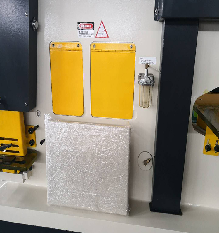 Metal Cutting Hydraulic Steelworkers Machine For Punching Cropping Notching Cutting Machine hydraulique de métallurgistes de coupe en métal pour la coupe d'entaillage de récolte de poinçonnage