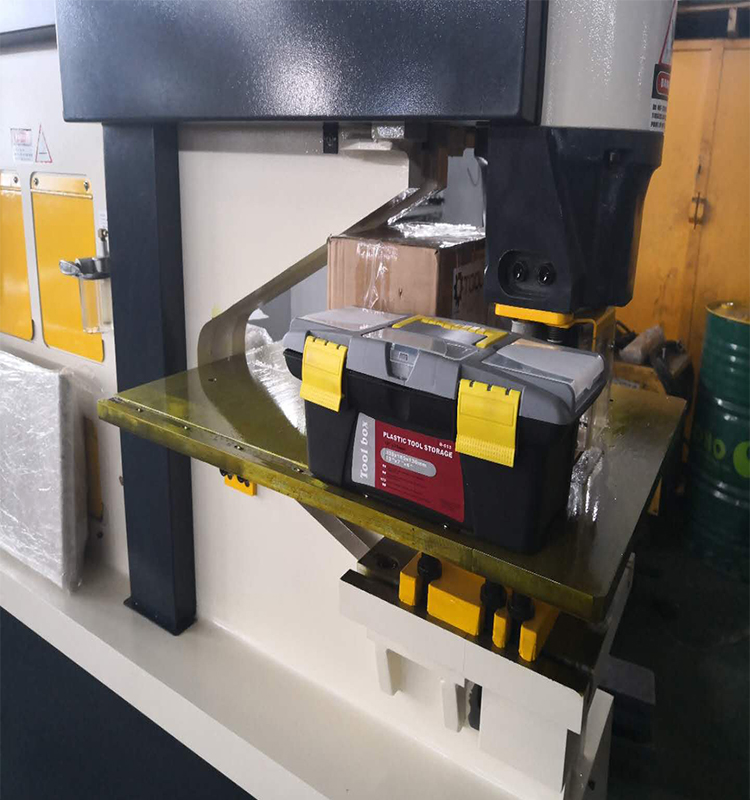 Metal Cutting Hydraulic Steelworkers Machine For Punching Cropping Notching Cutting Machine hydraulique de métallurgistes de coupe en métal pour la coupe d'entaillage de récolte de poinçonnage