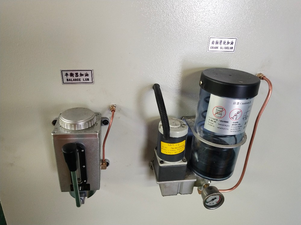 Pneumatic Friction Clutch High Performance Punch Press Machine Machine de poinçonnage haute performance à embrayage à friction pneumatique