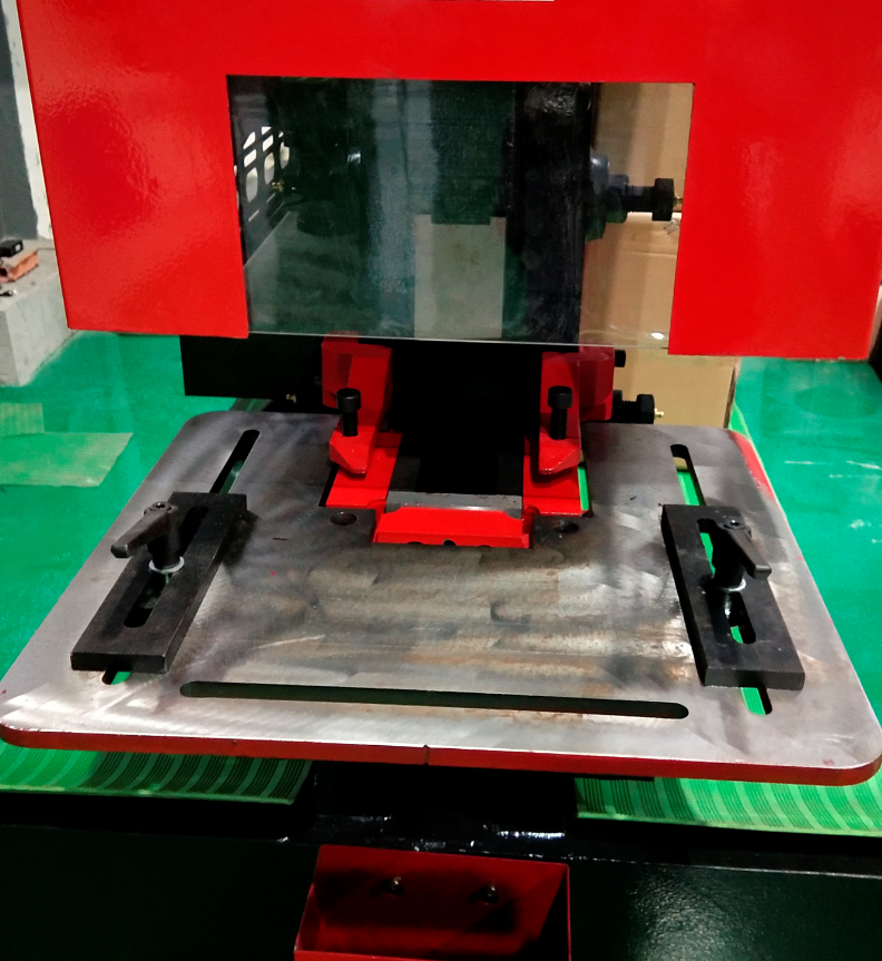 Q35y Series Hydraulic Ironworker Shearing And Punching Machine Machine de cisaillement et de poinçonnage hydraulique pour ferronnier série Q35y