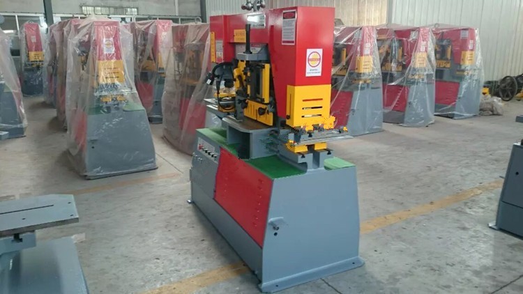 Q35y Series Multifunctional Hydraulic Iron Worker Combined Shearing And Punching Machine Machine de cisaillement et de poinçonnage combinée par ouvrier hydraulique multifonctionnel de fer de la série Q35y