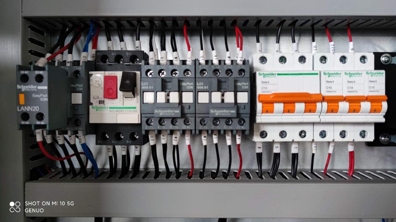 Qc11k Hydraulic Shear Machine And Guillotine Shearing Machine For Sheet Metal Cutting Machine de cisaillement hydraulique Qc11k et machine de cisaillement de guillotine pour la coupe de tôle