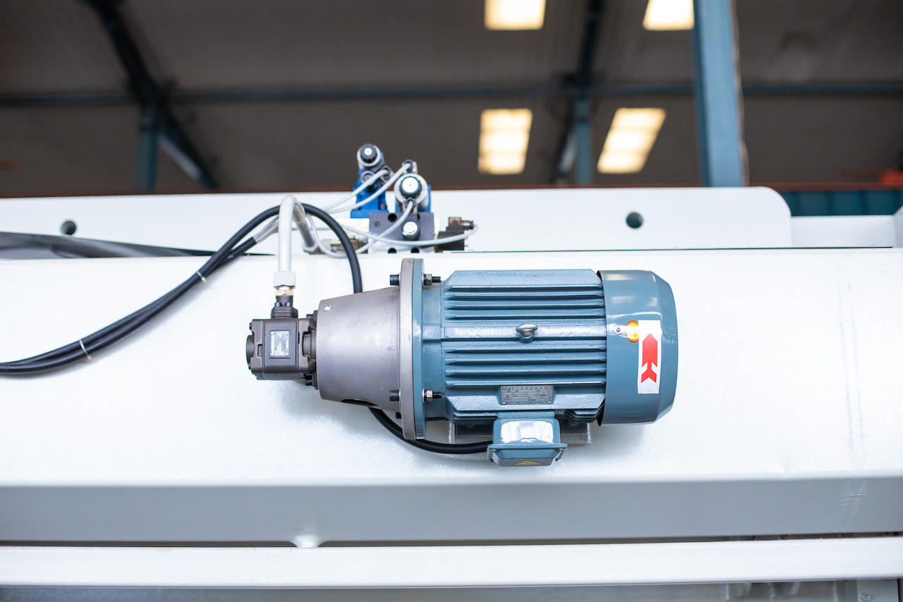 Qc11y 8x3200 Sheet Metal Shearing Machine Steel Plate Hydraulic Shearing Machine Machine de cisaillement hydraulique de plaque d'acier de machine de cisaillement de tôle de Qc11y 8x3200