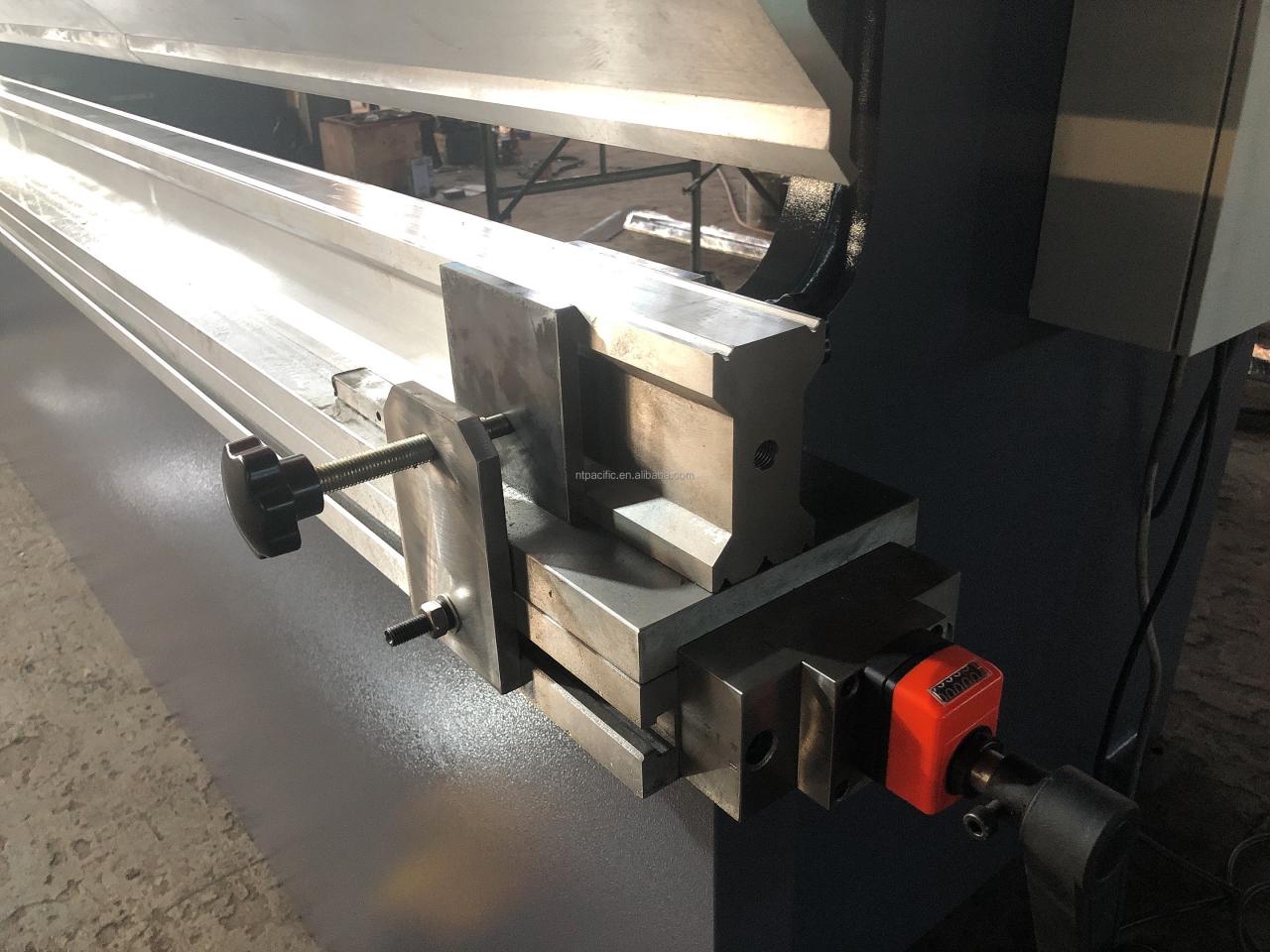 Wc67k Cnc Aluminum Iron Plate Hydraulic Press Brake Cnc Metal Sheet Bending Machine Wc67k CNC plaque de fer en aluminium presse plieuse hydraulique CNC tôle plieuse
